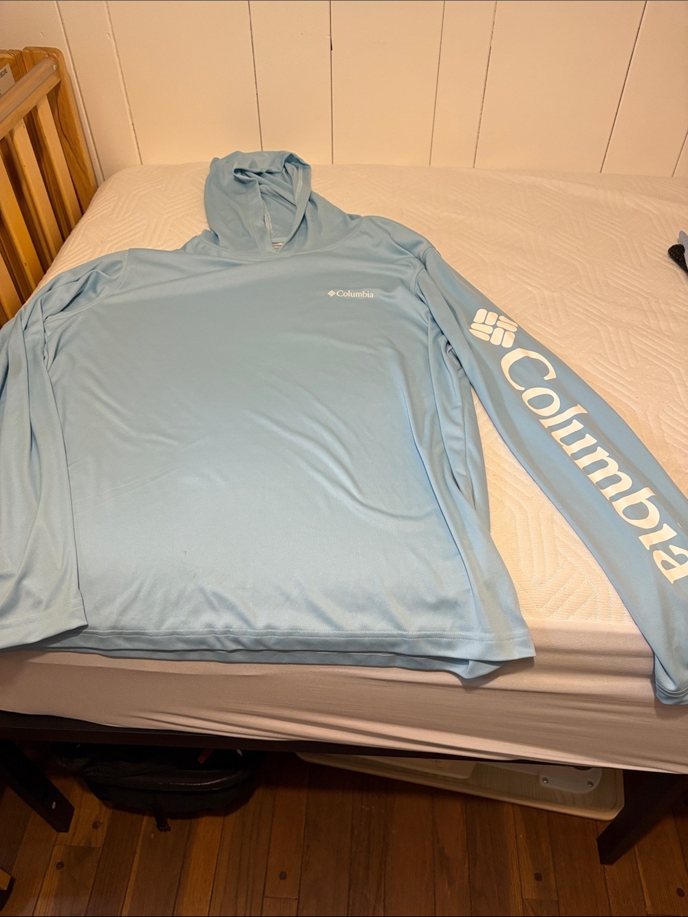 Columbia Men’s Light Blue Hooded Swim Top with Sleeve Logo